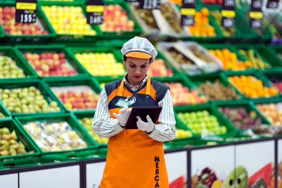 A supermarket worker (Courtesy of Mercadona)